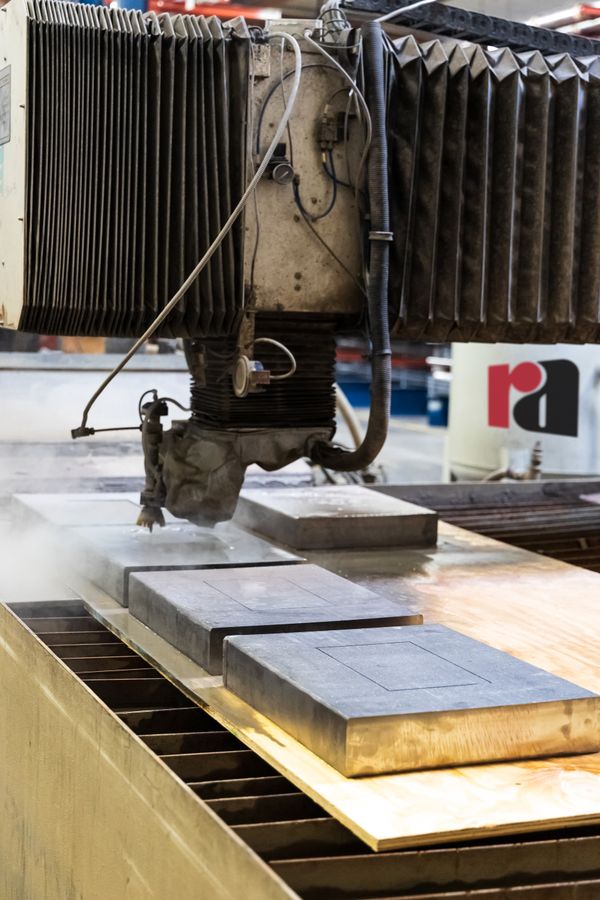 Waterjet machine cutting thick metal plate with a cold abrasive stream